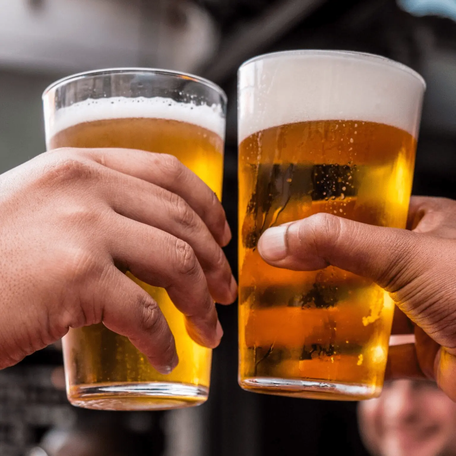 ビールで乾杯している写真