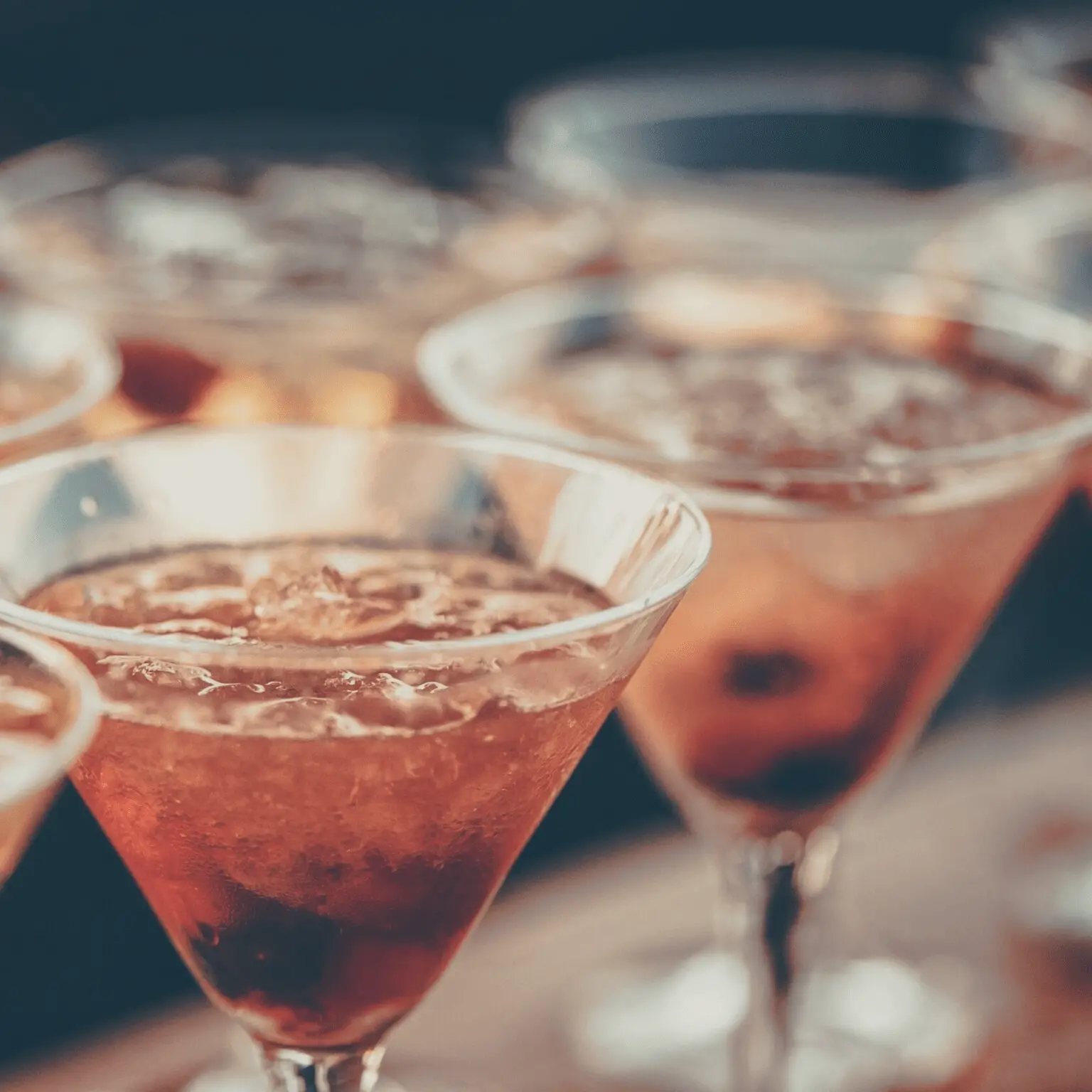 サワーとカクテルのグラスが並んでいる写真