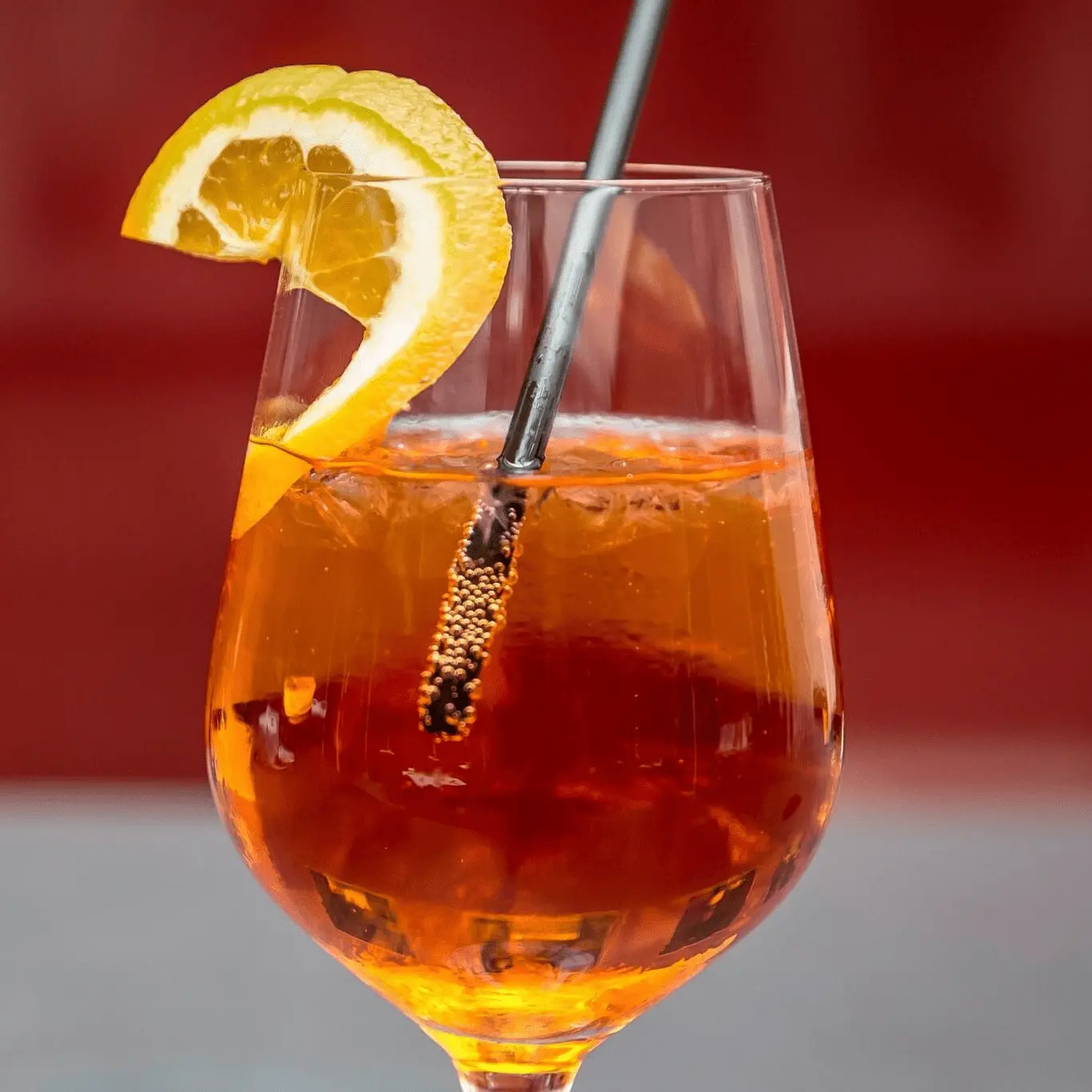 レモンが添えられているソフトドリンクの写真