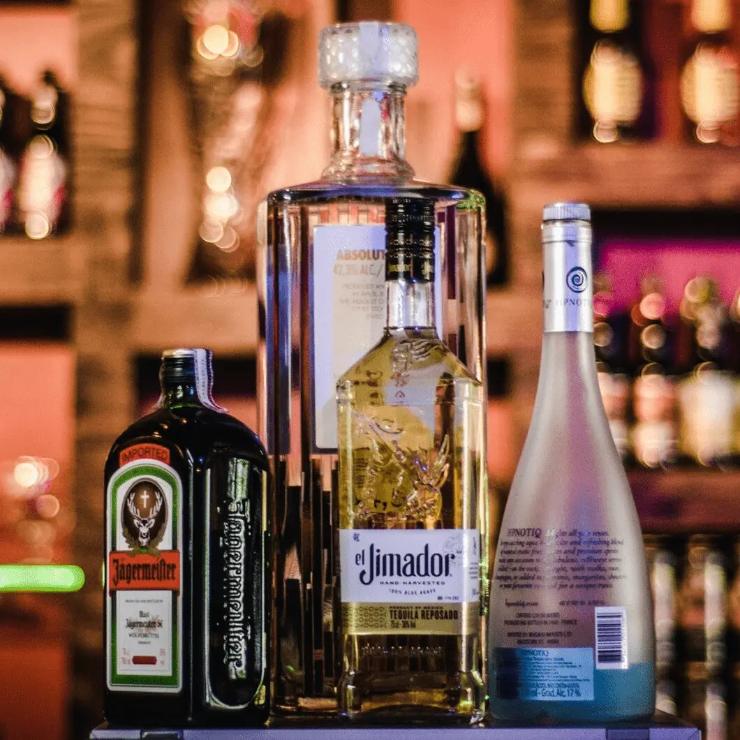 ウイスキーとリカーのボトルの写真